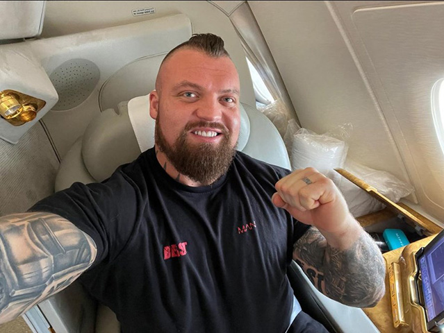 Ele pesava 205 kg no final de 2020 e passou a 155 kg. O atleta tinha uma motivação para tal: uma luta de boxe, amadora, com o britânico Eddie Hall, em destaque na imagem, que também é atleta de força. 