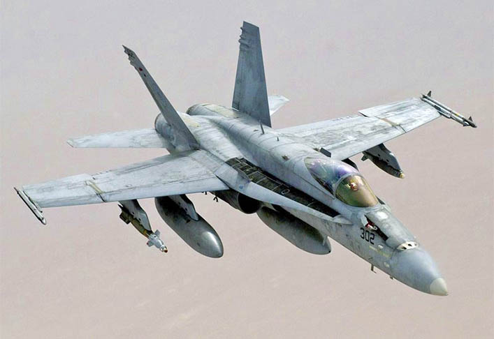 F-18 Super Hornet - Começou a ser produzido pelos EUA em 1995 e sofreu modernizações para que não fosse detectado com facilidade. Tem revestimento absorvente de ondas de radar em toda a estrutura. Alcança até 1.915 km/h. Tem metralhadoras e canhões para 578 disparos. 