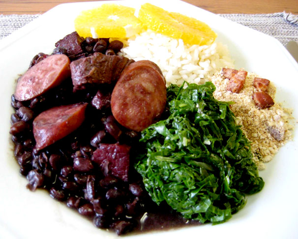  Nutritiva, mas uma comida pesada, boa para ser consumida esporadicamente. A couve à mineira, bem fininha, é acompanhamento tradicional (rico em fibras, vitaminas e sais minerais). 