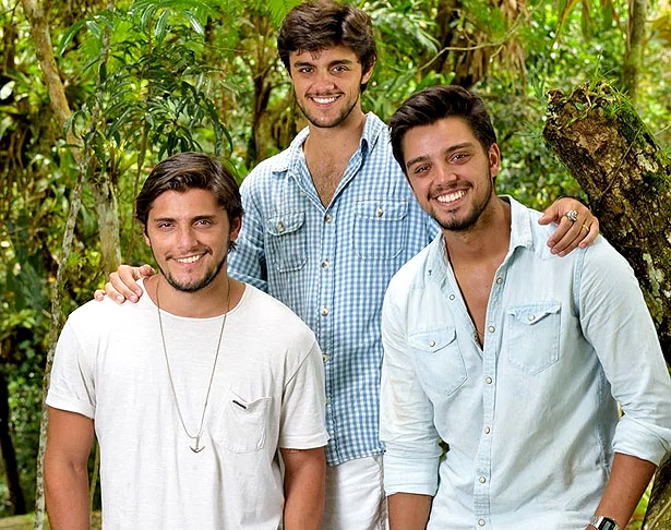 Ele é irmão do ator Rodrigo Simas e meio-irmão de Bruno Gissoni. Os três seguiram carreiras de destaque na televisão e mantêm uma relação próxima.
