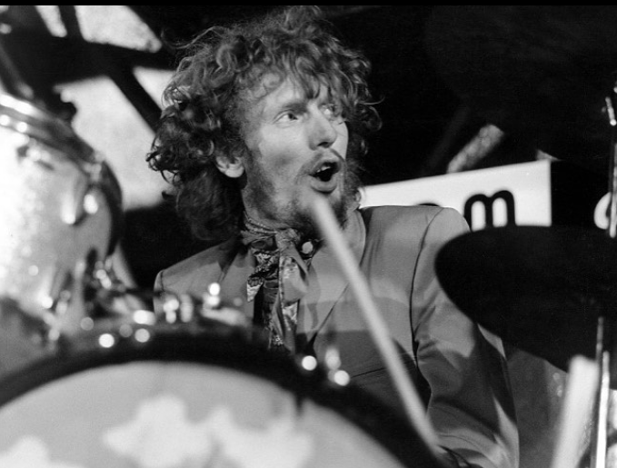 Ginger Baker (1939-2019) - O músico inglês ficou famoso na banda Cream (1966 a 1968), e depois na Blind Faith. Nos anos 1970 montou sua própria banda: Ginger Baker's Air Force. Admirado pelo virtuosismo, técnica e uso de tímpanos e outros instrumentos de percussão como nunca havia sido feito no rock.