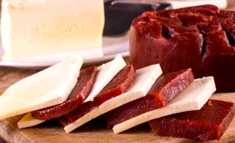 O nome popular da combinação entre queijo e goiabada faz alusão à clássica peça de William Shakespeare “Romeu e Julieta”, de 1597. O queijo teria relação com Romeu, e a goiabada representaria Julieta, que formaram o casal protagonista da obra.