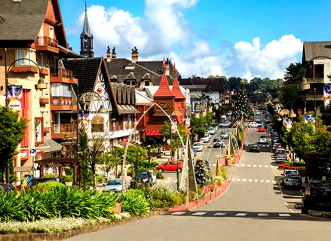 <p>Gramado (RS) – Fundado em 1954, fica a 115 km da capital Porto Alegre. Habitado originalmente por índios caingangues, foi colonizado por imigrantes açorianos, alemães e italianos, que influenciaram fortemente a arquitetura e a culinária da região. Artigos dos colonos estão no Memorial Casa Italiana.</p>
