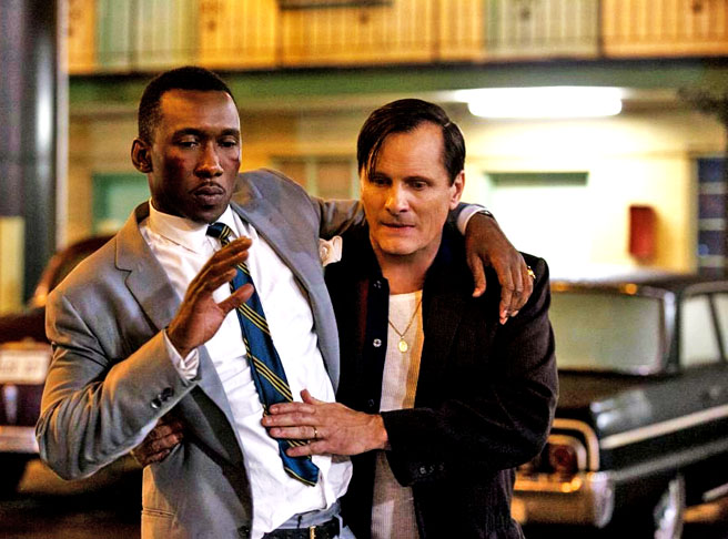 Mistura comédia e drama para mostrar a relação profissional entre um músico negro refinado e um segurança branco sem papas na lingua. 