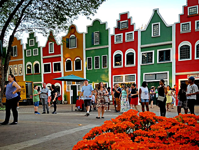 <p>Holambra (SP) – Situada a 40 km de Campinas e fundada em 1948, junta no nome trechos das palavras Holanda, América e Brasil. Foi formada por imigrantes holandeses que fugiram da II Guerra Mundial. O governo brasileiro autorizou a vinda de  500 pessoas da Província de Brabante do Norte, no sul do país, onde fica a capital Amsterdã.</p>
