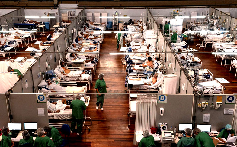 <p>Com o avanço da pandemia, hospitais passaram a ficar lotados, e muitos precisaram ser construídos ou adaptados às pressas. Ainda assim, houve pacientes que aguardaram horas ou até dias por atendimento, diante de uma demanda que atingiu proporções sem precedentes.</p>
