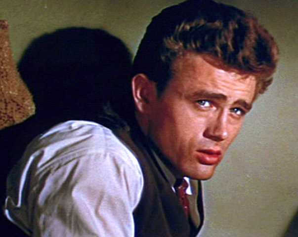 James Dean - James Byron Dean nasceu em 8 de fevereiro de 1931. Elec
morreu em 30 de setembro de 1955, aos 24 anos, em um acidente de carro na Califórnia. Ele dirigia seu Porsche quando colidiu com outro veículo em uma estrada. A morte precoce transformou Dean em um ícone da rebeldia juvenil e reforçou sua aura de lenda em Hollywood.
