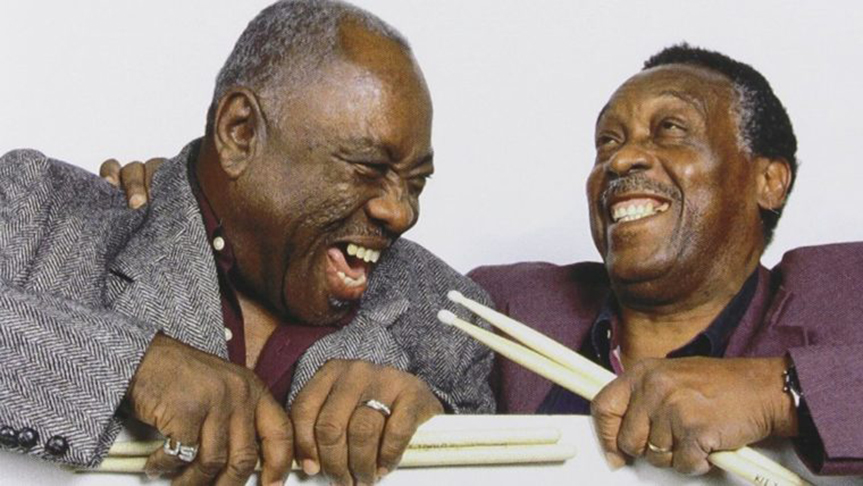 John Jabo Starks (esquerda) e  Clyde Stubblefield - A dupla americana tocou com James Brown (1933-2006)  na lendária performance da música 