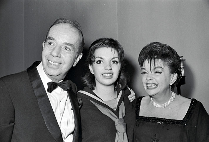 E o pai de Liza foi Vincente Minnelli,  cineasta de renome. Portanto, uma família de artistas.  Liza Minnelli começou a carreira menina e se tornou um dos maiores talentos com sua voz e sua interpretação. Ela se tornou mundialmente conhecida em 1972 por sua interpretação de Sally Bowles no filme musical 