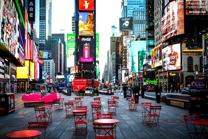 <p>Lojas, serviços, competições esportivas, praias, indústrias…Tudo parou ou se adaptou. Muitos programas de TV e reuniões de trabalho passaram a ser feitos de forma on-line. Quem saísse de casa poderia ser multado, principalmente se não houvesse uma grande justificativa para estar nas ruas.</p>
