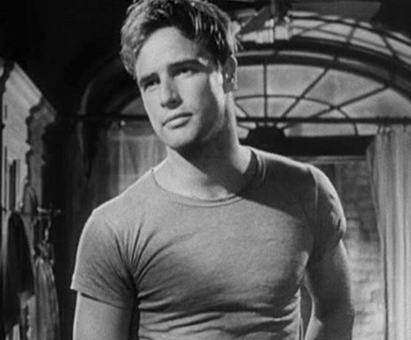 Marlon Brando (1924 - 2004) - Começou no teatro e, na década de 50, passou para o cinema, ficando mundialmente conhecido com uma sequência de filmes. Na década de 70, voltou a ser escalado para grandes produções como ''O Poderoso Chefão''.
