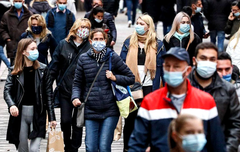 <p>Com o passar do tempo, parte da população em diferentes países passou a flexibilizar o cumprimento das regras de isolamento e a pressionar governos por reaberturas, ainda que com limitações e protocolos sanitários.</p>
