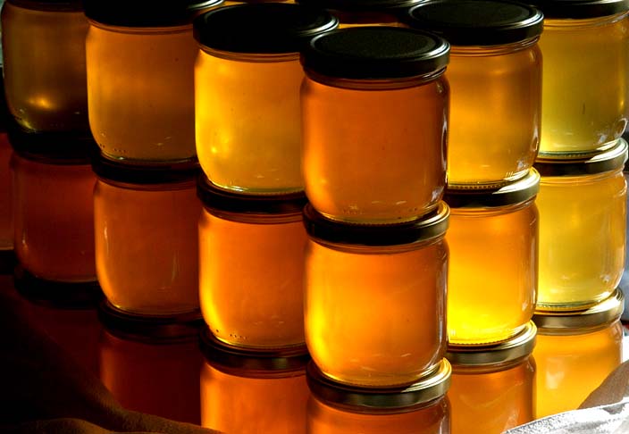 O mel é rico em antioxidantes, substâncias que tém a capacidade de proteger as células contra o envelhecimento precoce, revigorando o organismo. - Reprodução do site pixabay.com/pt/photos/querida-jarros-de-mel-