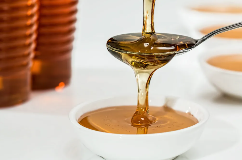1 colher de sopa de mel tem 18 calorias, 5g de carboidratos, 0,6 mg de cálcio, 0,3 mg de magnésio, 6 mg de potássio, 0,4 mg de sódio, 1,86g de glicose  e 2,28g de frutose.  - Divulgação Agro2.0