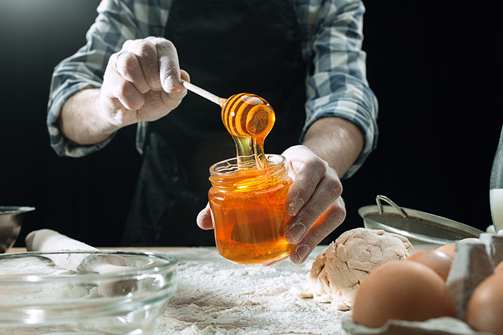 A substituição do açúcar pelo mel, usado como adoçante natural, ajuda a manter a estabilidade dos níveis de açúcar no sangue. - master1305 - freepik