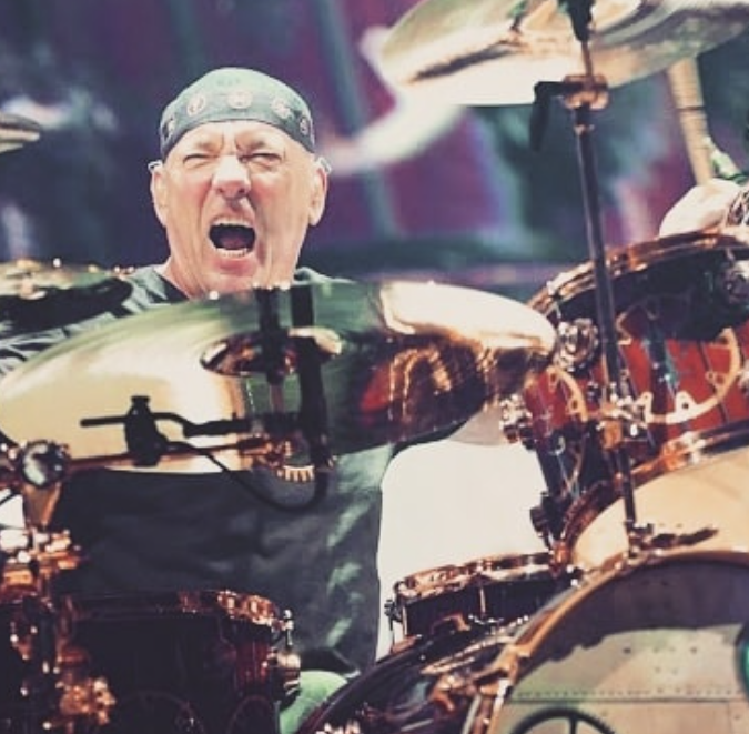 Neil Peart (1952-2020) - O músico canadense foi baterista da banda de rock progressivo Rush, com performances ágeis e enérgicas. Muitas vezes foi premiado. Destacou-se ainda por ser o letrista da banda.  