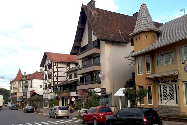 <p>Nova Petrópolis (RS) – A 40 minutos de Gramado, é considerada berço da colonização alemã no Sul do Brasil. A Aldeia do Imigrante é um parque que preserva a história dos imigrantes germânicos. Outro atrativo é o Labirinto Verde: uma cerca viva plantada em círculos numa praça do município.</p>
