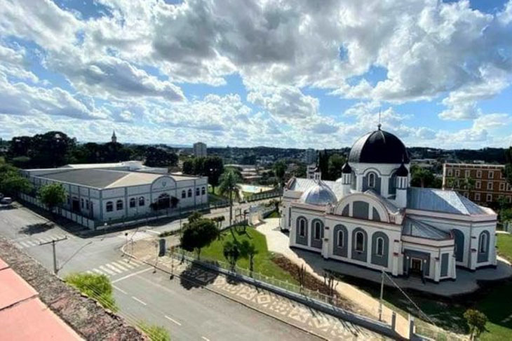 <p>Prudentópolis tem arquitetura típica da Ucrânia, além de tradições na mesa (o khrin, conserva de raiz-forte e beterraba; os pierogi, pastéis recheados com batata e nata; e a borcht, sopa de beterraba); e no artesanato, com pêssankas, ovos pintados à mão. </p>
