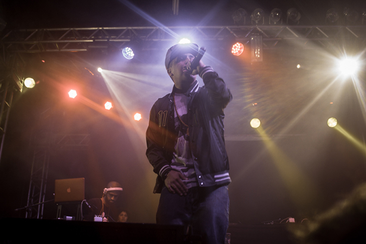 <p>Mano Brown – Nascido em 22 de abril de 1970, em São Paulo, seu nome de batismo é Pedro Paulo Soares Pereira. O apelido surgiu na juventude, no Capão Redondo, bairro onde cresceu. “Brown” veio da admiração pelo cantor James Brown, enquanto “Mano” é uma forma comum de tratamento entre jovens em São Paulo.</p>
