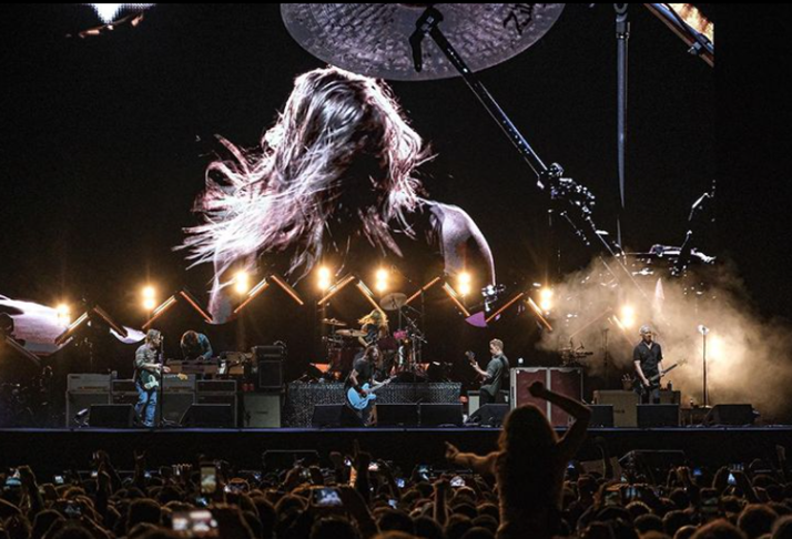 Em 16/3, uma foto publicada no instagram da banda mostrava o baterista com os cabelos esvoaçantes num telão. E o público comentou: 