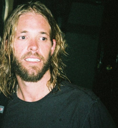 Em 2001, Taylor tinha sofrido uma overdose que o deixou em coma por duas semanas no hospital. Em depoimento ao documentário 