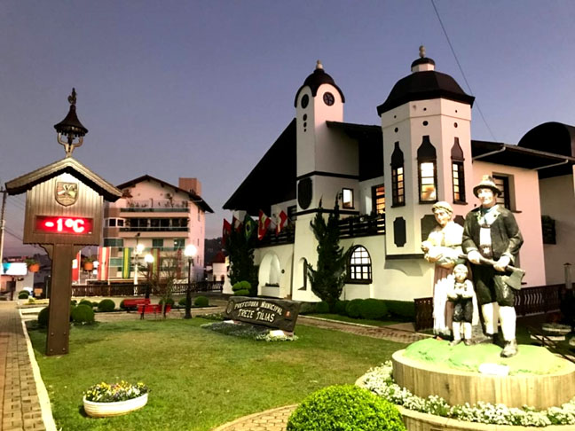 <p>Treze TrÃ­lias (SC) –  Herdeira da cultura austrÃ­aca, Ã© a Ãºnica colÃŽnia da Ãustria no Brasil. VisÃ­vel na arquitetura, nos trajes, na comida e nas paisagens que revelam um pedacinho da regiÃ£o do Tirol. ConstruÃ§Ãµes tÃ­picas feitas com entalhes em madeira atraem pela beleza.</p>
