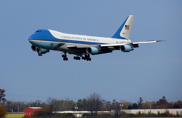 O presidente americano chegará a Manaus a bordo do Boeing 747 da presidência dos EUA, o Air Force One. 
