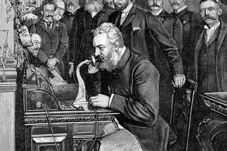 Bell expôs o telefone numa exposição na Filadélfia. O imperador Pedro II estava lá e foi o primeiro a testar. Ele exclamou: "Meu Deus, isso fala!"