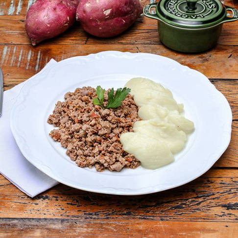 A proteína animal combina bem com o purê de batata, que pode ficar mais ou menos gorduroso conforme a quantidade de manteiga na mistura. A batata é rica em niacina e potássio. E dá energia.  