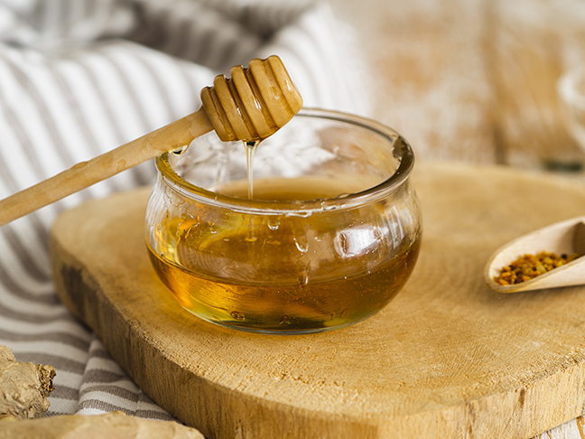 Mel de laranjeira - Produzido em Minas Gerais e São Paulo,  tem cor clara, aroma suave e sabor levemente cítrico. Ajuda a combater a insônia.  - Freepik