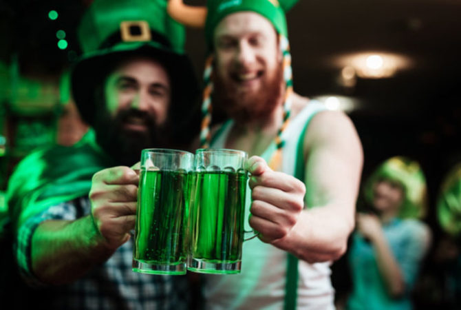 Cerveja verde no canecão: Devotos ou não, um brinde a São Patrício!