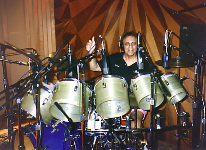Hal Blaine (1929-2019) - O músico americano ficou conhecido na banda The Wrecking Crew. Mas teve uma carreira marcada também por acompanhar outros grandes artistas, como Elvis Presley, John Denver e Simon & Garfunkel. Está no Hall da Fama do Rock. 