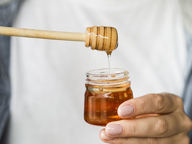 Existem vários tipos de mel, todos saudáveis. A escolha depende do gosto pessoal, conforme o sabor e o odor do produto.  - Freepik