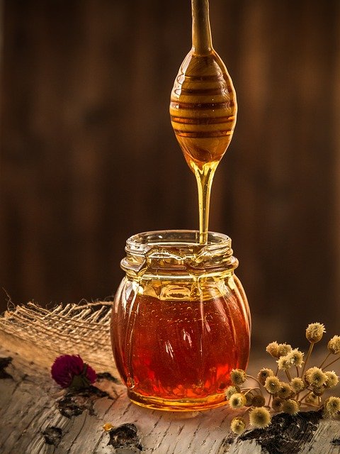O mel diminui os níveis de colesterol "ruim" (LDL) e aumenta o colesterol "bom" (HDL) do corpo. Ainda ajuda a regular os níveis de triglicerídeo.  Evita acúmulo de gordura nas artérias e o desenvolvimento de doenças cardíacas. - daria yakovleva pixabay