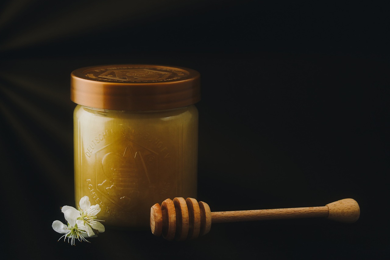 O mel possui propriedades anti-inflamatórias, analgésicas e cicatrizantes, que reduzem o sangramento e aliviam a dor e a coceira causadas pelas hemorroidas. Basta misturar mel, azeite e cera de abelha e aplicar no local. - Lolame pixabay