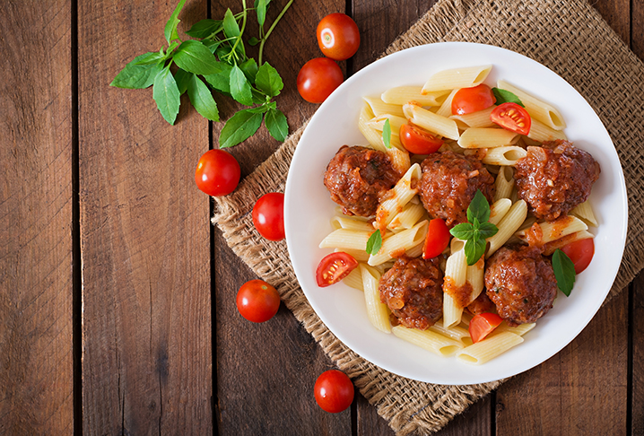 Macarrão e almôndegas - A almôndega tem proteínas e é rica em zinco. Mas peca pelas taxas de gordura (9g a cada 100g do alimento) e sódio (550mg)