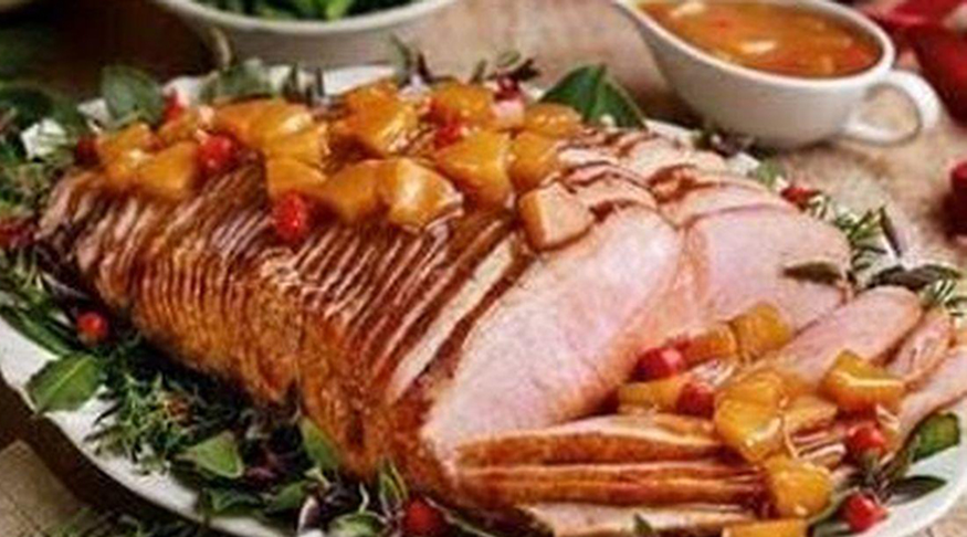 O abacaxi tem vitamina C e potássio. Além de combinar o sabor, o abacaxi umedece a carne suína magra. 
