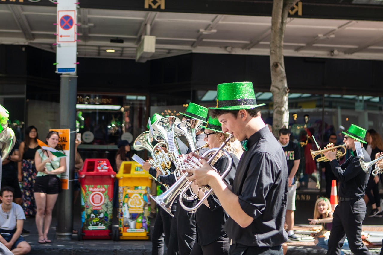 Os irlandeses fazem festa ao ar livre e, desde 1903, a data é um feriado nacional. Se cair num domingo, o feriado é transferido para segunda-feira.  A folga é sagrada. 