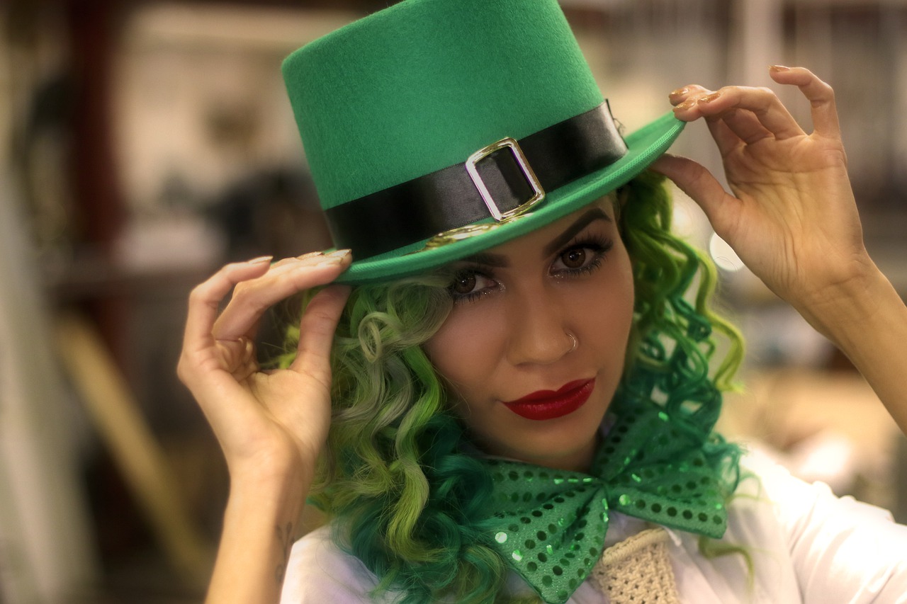 E o verde não está só na coloração da bebida. As pessoas saem às ruas vestidas de verde e branco.  Algumas usam cartolas ou chapéus verdes, perucas e outros ornamentos. 