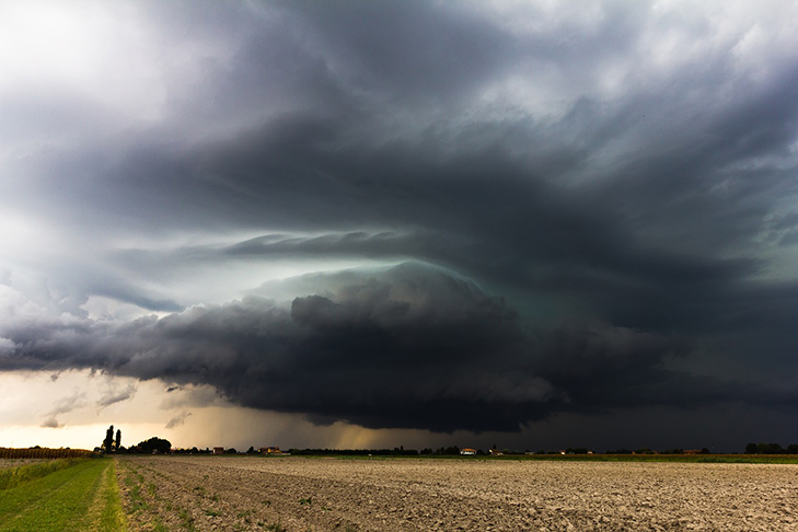 Por fim, tempestade e temporal são fenômenos meteorológicos caracterizados por condições severas, como ventos intensos, fortes rajadas, trovões e grandes precipitações, podendo incluir chuva, granizo ou mesmo neve.