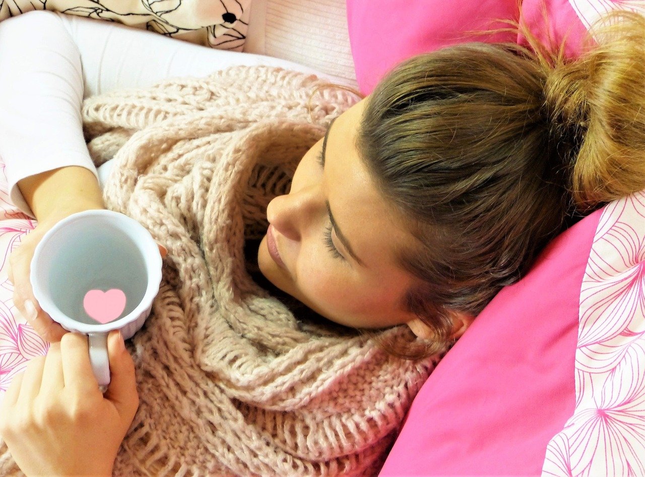 O mel reduz a inflamação e inchaço da garganta e dos pulmões, sendo eficiente ainda nos casos de gripe e resfriado, melhorando também a qualidade do sono. - silviarita pixabay