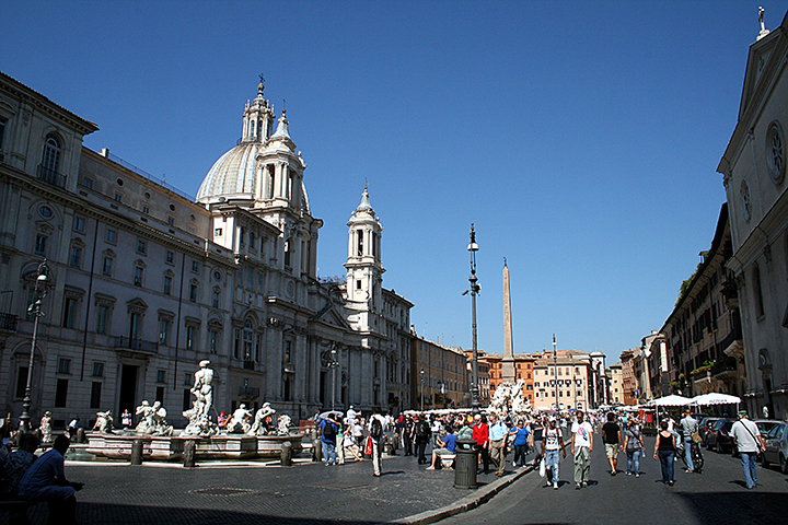 Piazza Navona – Roma, Itália - Construída no século I sobre um antigo estádio, abriga fontes icônicas, como a dos Quatro Rios. Sua arquitetura barroca e atmosfera artística a tornam uma das praças mais encantadoras de Roma. É sempre cheia de vida.