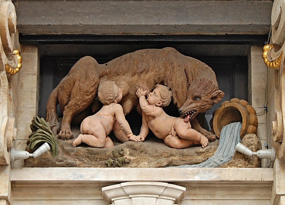 Reza a lenda que os gêmeos Rômulo e Remo fundaram Roma em 753 antes de Cristo. Ambicioso, Rômulo matou Remo e sagrou-se o primeiro Rei de Roma. -EmDee wikimedia commons 