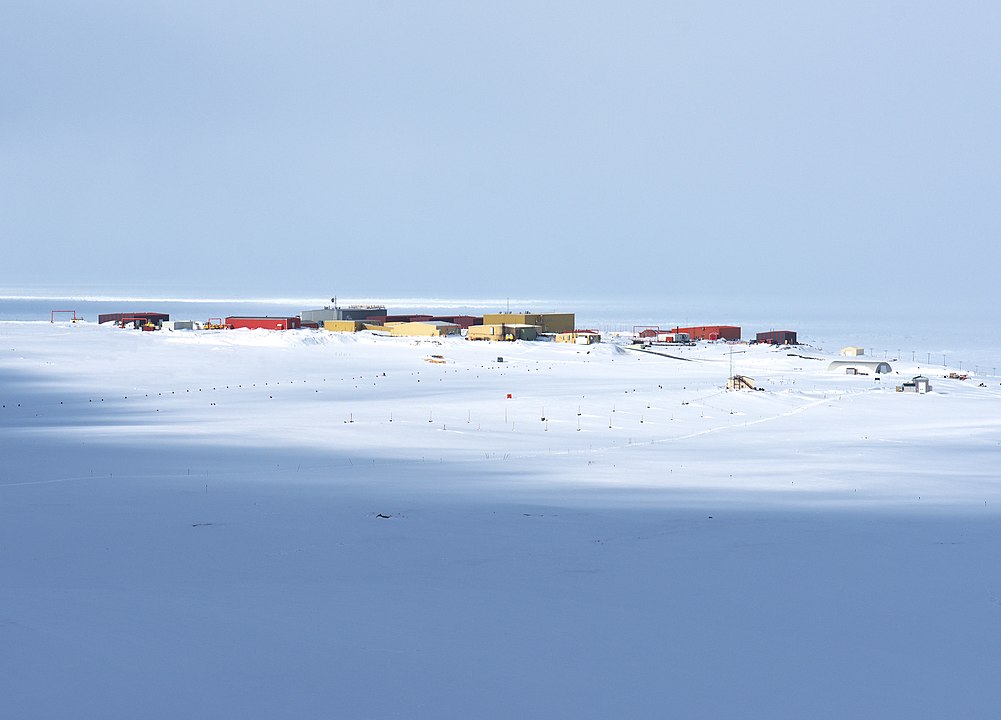 Ponto mais setentrional habitado - Alert (Canadá) - O nome Alert vem do navio HMS Alert, que em 1875 fez uma expedição bem sucedida na região. No Censo de 2016, tinha 62  habitantes. Cercada por terreno inóspito de colinas e vales. O mar é coberto com gelo o ano todo.