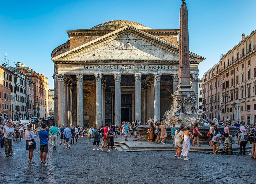 Panteão - Poucos percebem, mas é uma igreja (a mais antiga de Roma, data de 118). Construído como templo pagão, foi transformado em católico pelo imperador bizantino Focas em 609. Oficialmente, é a Basílica de Santa Maria e os Mártires.  -ASaber91 wikimedia commons 
