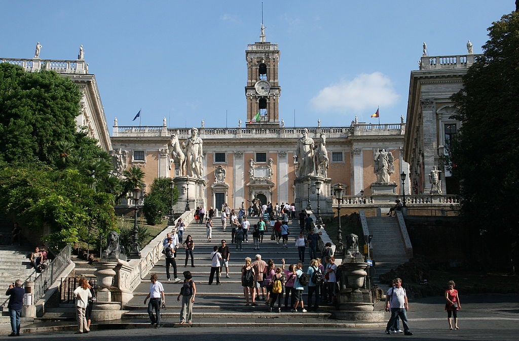 Praça do Capitólio - Projetada em grande parte por Michelangelo, tem uma estátua equestre de Marco Aurélio (réplica, já que a original foi transferida para o museu ao lado). -Jean-Paul Gradmont wikimedia commons 