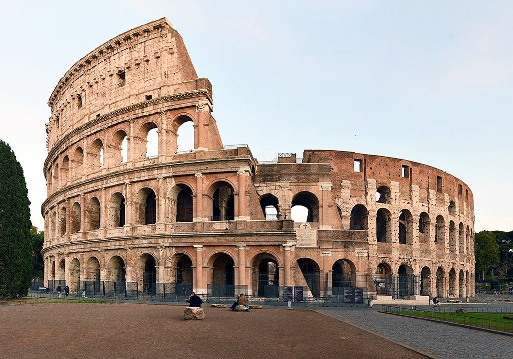 Coliseu - Maior anfiteatro do mundo, foi construído em 72 d.C, para uma plateia de até 80 mil pessoas. Ali ocorreram batalhas de gladiadores, caças de animais selvagens, execuções e encenações de dramas baseados na mitologia clássica. Em 2007, foi eleito uma das Sete Maravilhas do Mundo Moderno.-Featrured pics wikimedia commons 