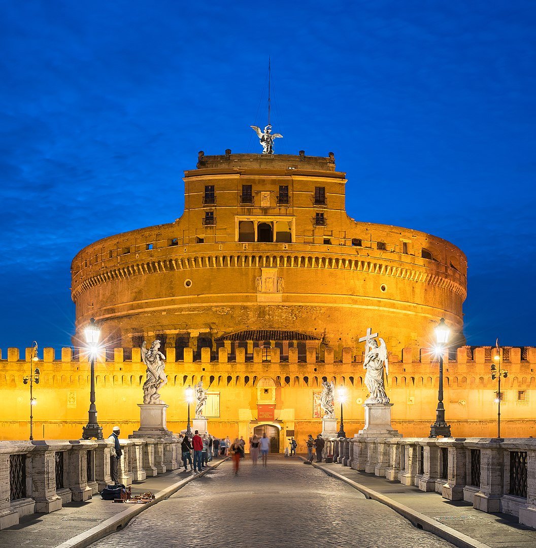 Castelo de Sant'Angelo - Erguido em 135 pelo imperador Adriano como mausoléu familiar, passou a ser usado como edifício militar. Foi a mais importante fortaleza dos Papas na Idade Média. -Thomas Wolf  wikimedia commons 