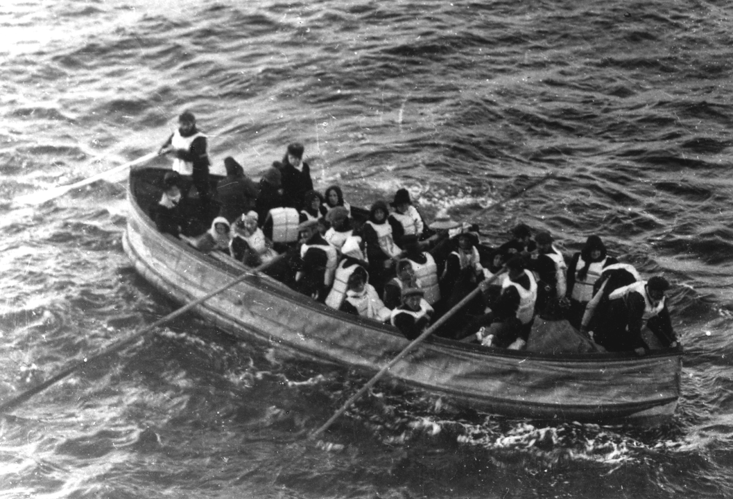Tira de latão com a inscrição Titanic foi arrematada em leilão por 28 mil libras. Ela despregou-se da proa de um dos botes salva-vidas utilizados no trabalho de resgate dos 705 sobreviventes do naufrágio