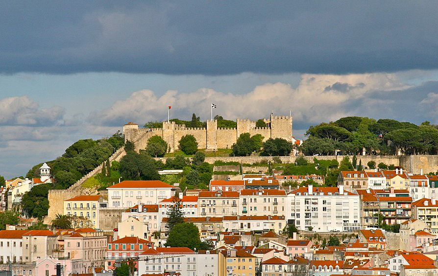 Lisboa (Portugal) - 
Capital portuguesa, onde nasceu Santo Antônio, tem cerca de 547 mil habitantes. Além de centro político e cultural, promove grandes festas em junho em honra ao santo.